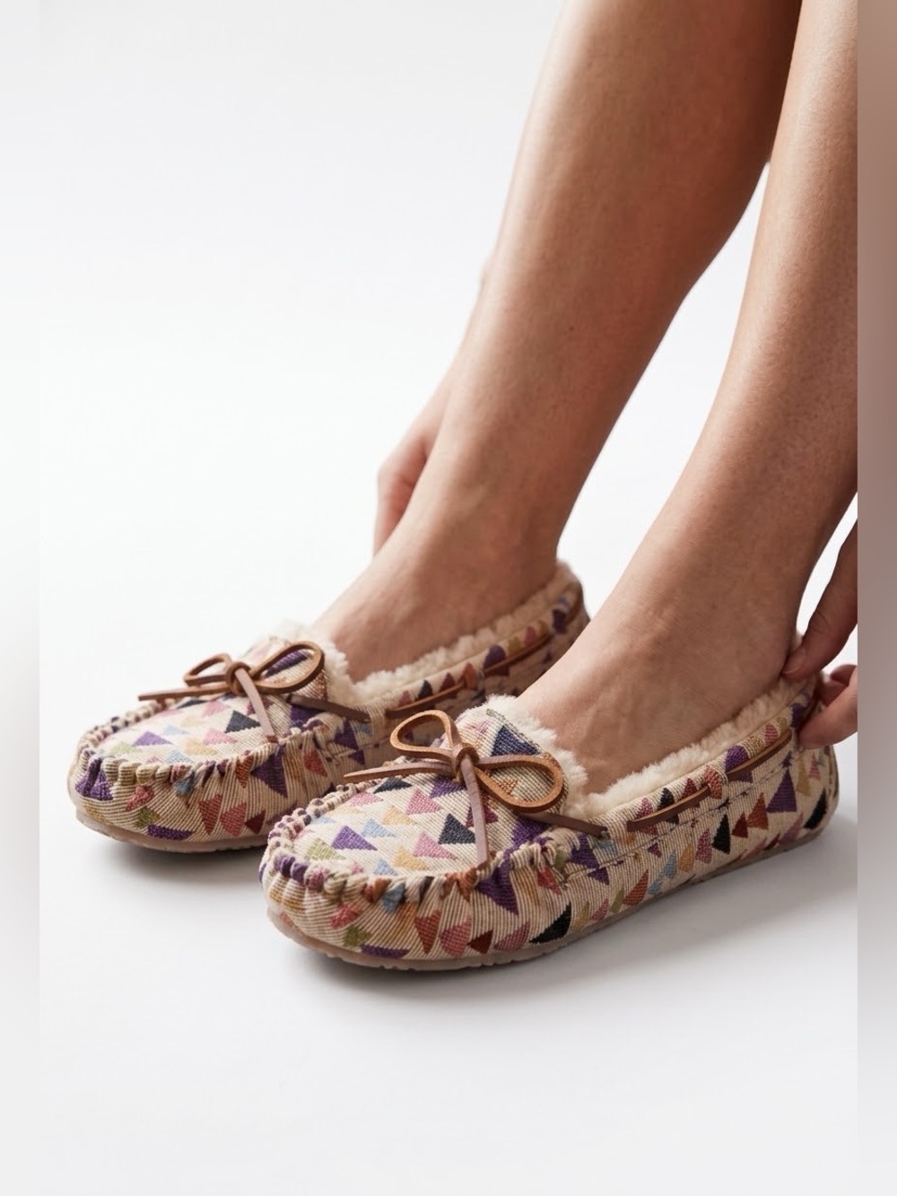 Minnetonka Cally Mosaic Geometric Pattern Women's Moccasin Slippers Size 8